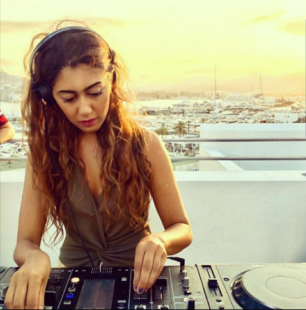 Arianna Aan DJ 