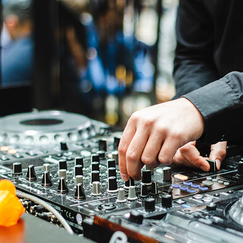 Learn how to become a mobile DJ!