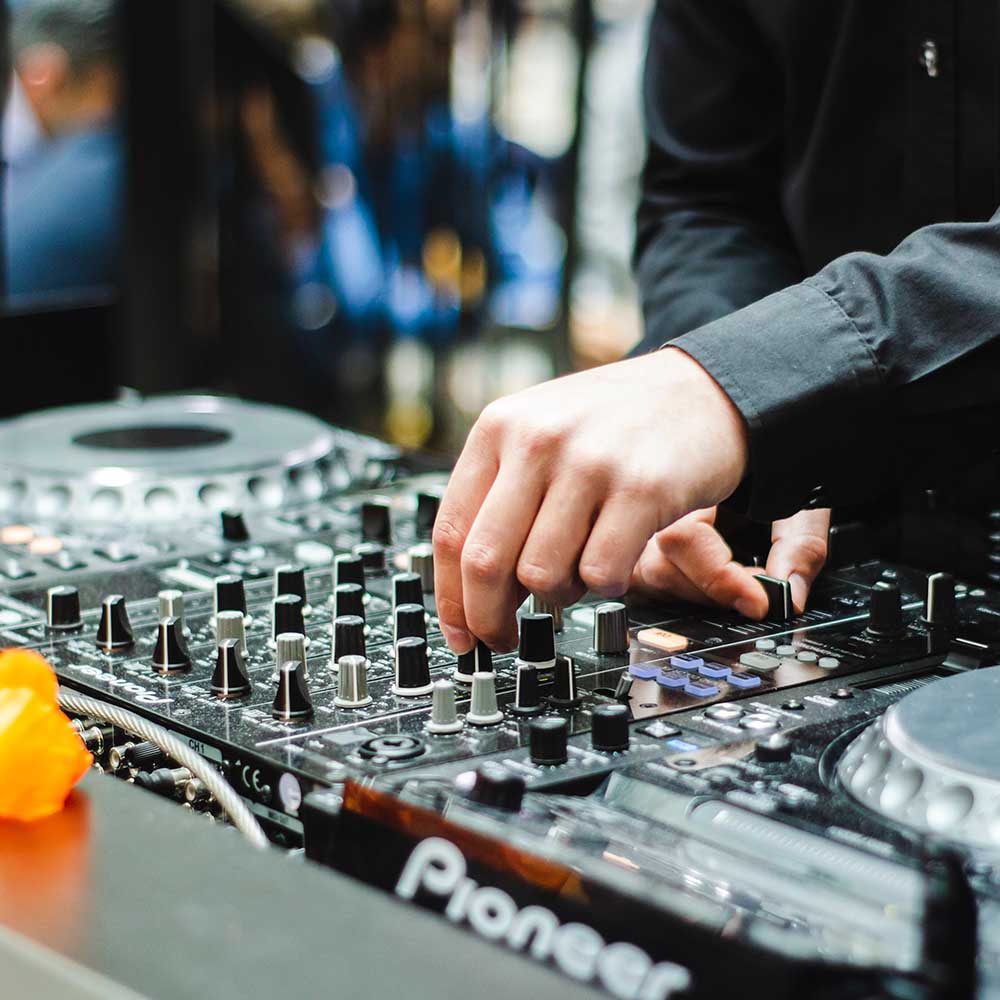 Learn how to become a mobile DJ!